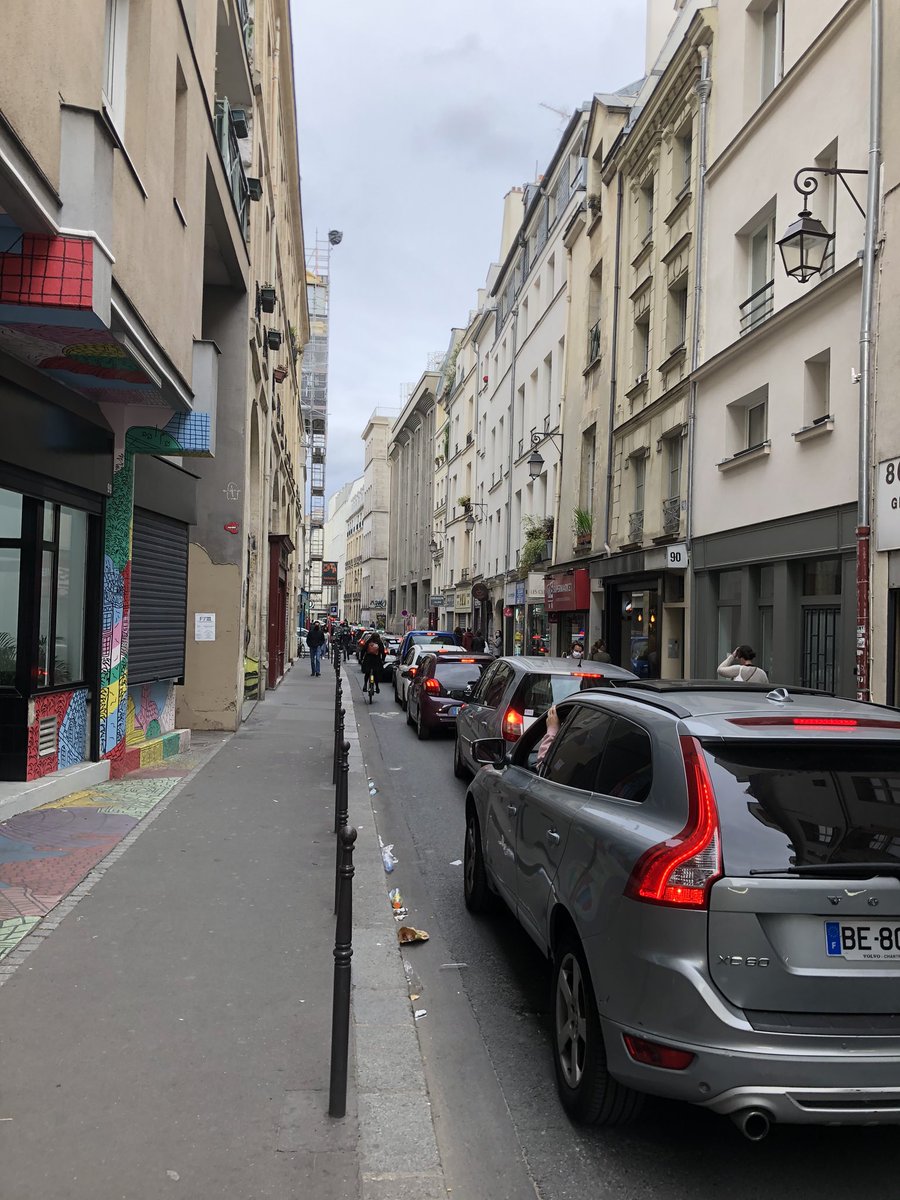 grisanche's tweet photo. En directe de #ParisCentre... les rues perpendiculaire rue de #Rivoli totalement embouteillées... et les commerces fermés car la zone est devenue déserte. La mairie refuse de comprendre que la majorités des clients venaient de la banlieue et n’ont plus accès au centre de #Paris https://t.co/heuFY1qLSU