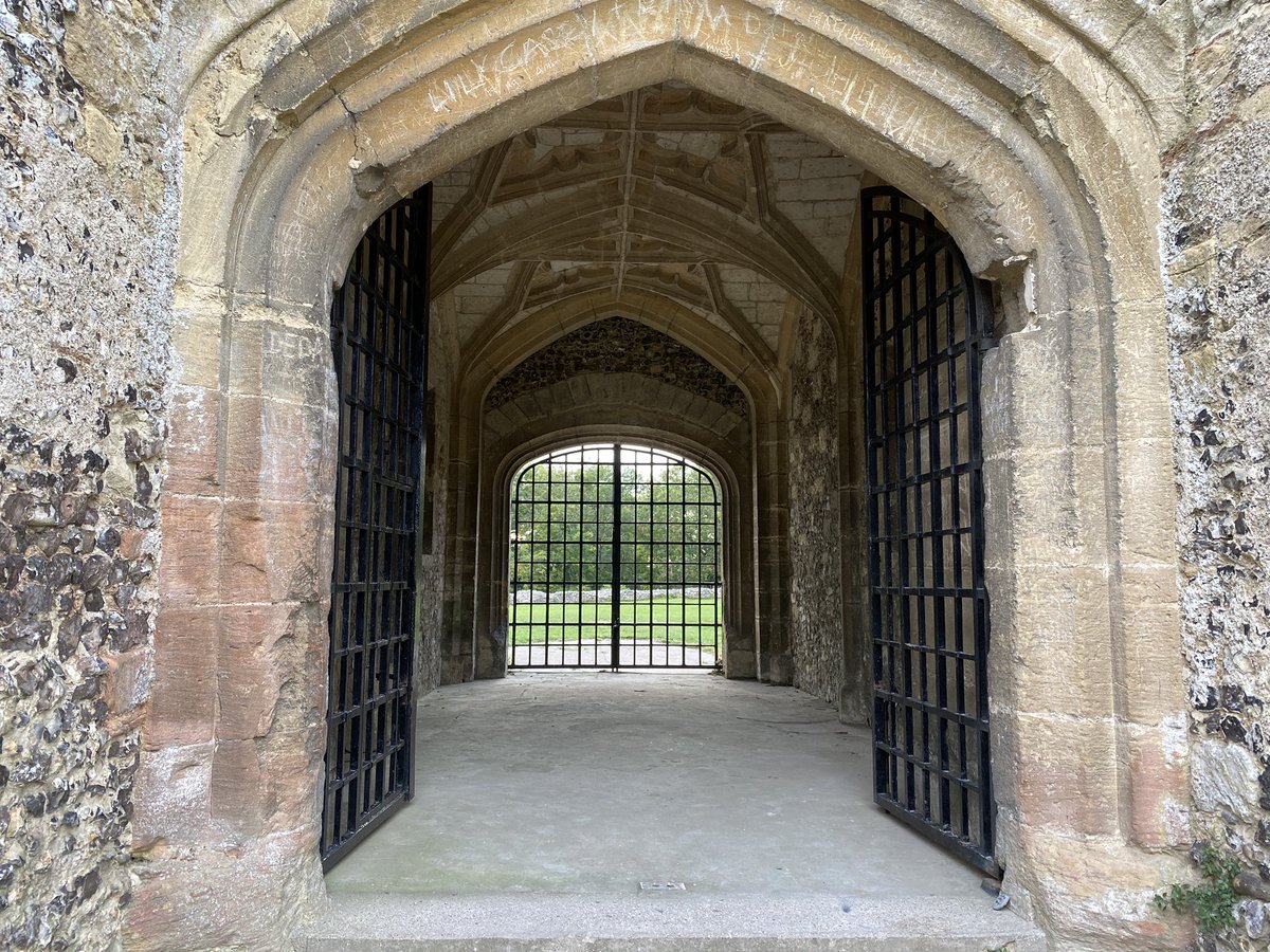 benwood's tweet photo. Urgent request to @EnglishHeritage to make them aware it’s property #DonningtonCastle has been broken into and lead stolen. It is currently unsecured. It has been reported @TVP_Newbury by @AnothervoiceWB but they are not going to attend. @sue_wilkinson1 https://t.co/zvuC34BWMP