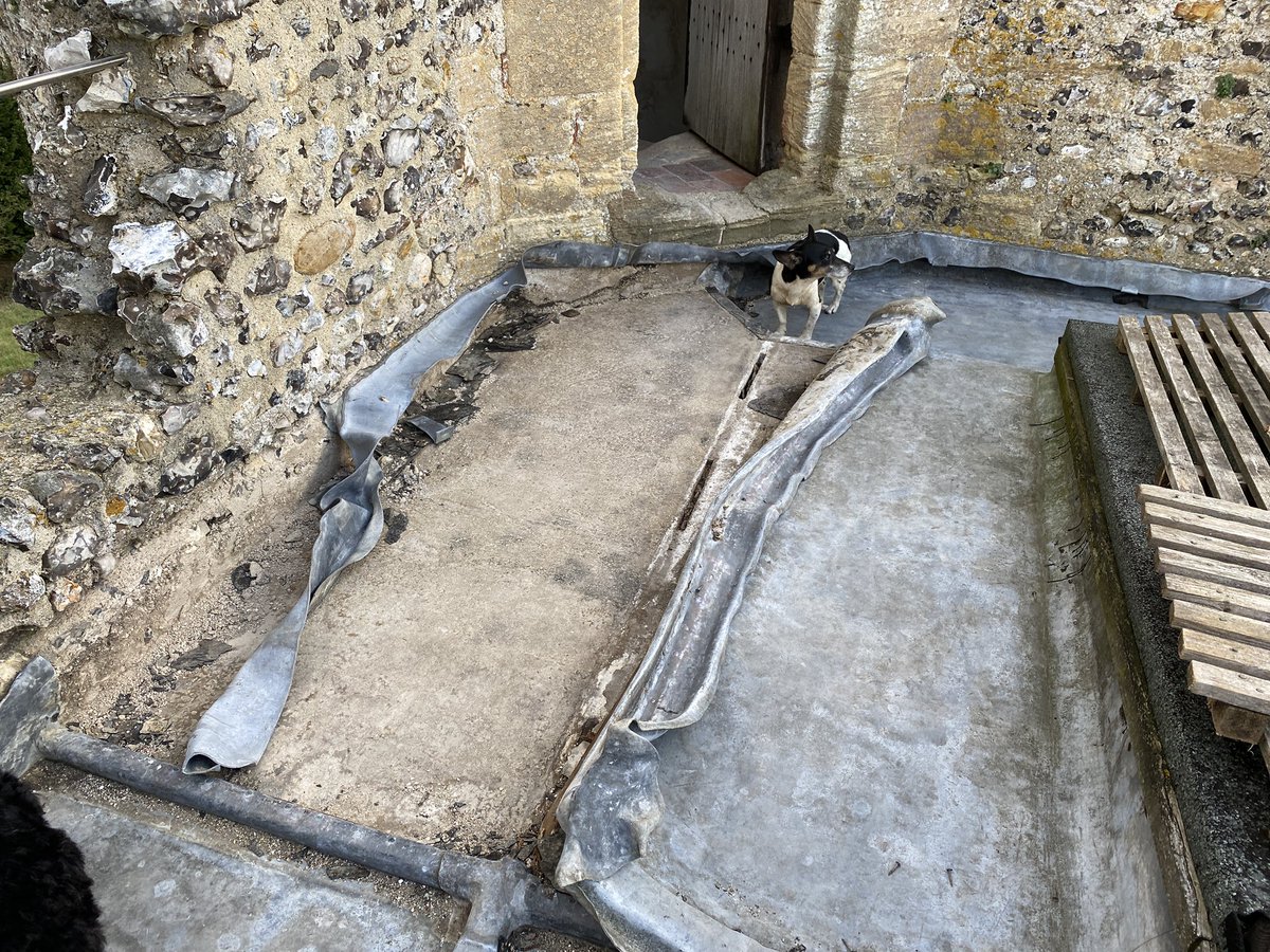 benwood's tweet photo. Urgent request to @EnglishHeritage to make them aware it’s property #DonningtonCastle has been broken into and lead stolen. It is currently unsecured. It has been reported @TVP_Newbury by @AnothervoiceWB but they are not going to attend. @sue_wilkinson1 https://t.co/zvuC34BWMP