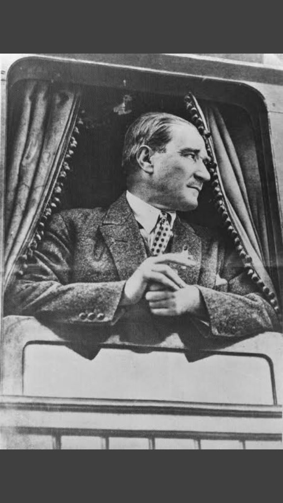 Ey Türk istikbalinin evlâdı! İşte, bu ahval ve şerait içinde dahi, vazifen; Türk istiklâl ve cumhuriyetini kurtarmaktır!
Muhtaç olduğun kudret, damarlarındaki asil kanda, mevcuttur! #AtatürkSözüYaz