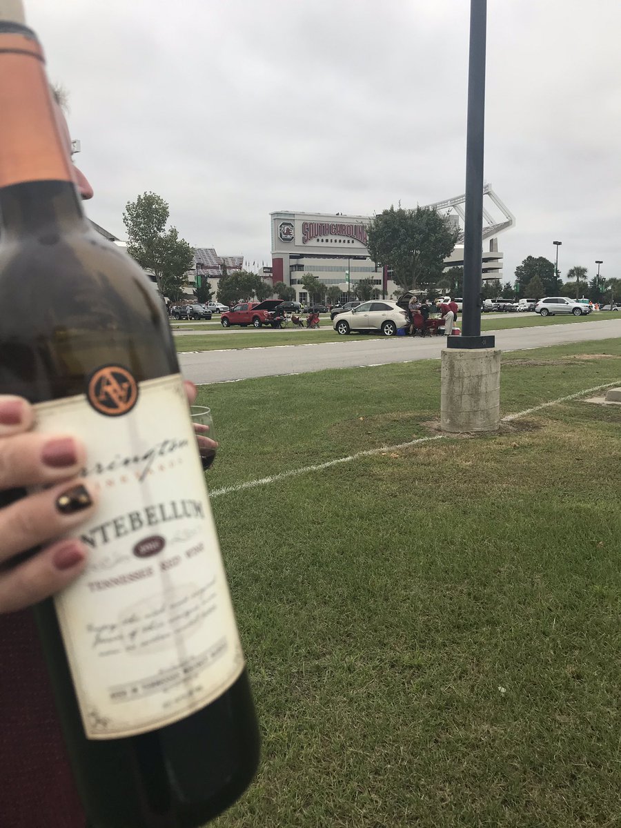 CaseyPash's tweet image. Annual pregame tailgate tradition for the TN game with @avwinery! Sorry but... #gococks🐓