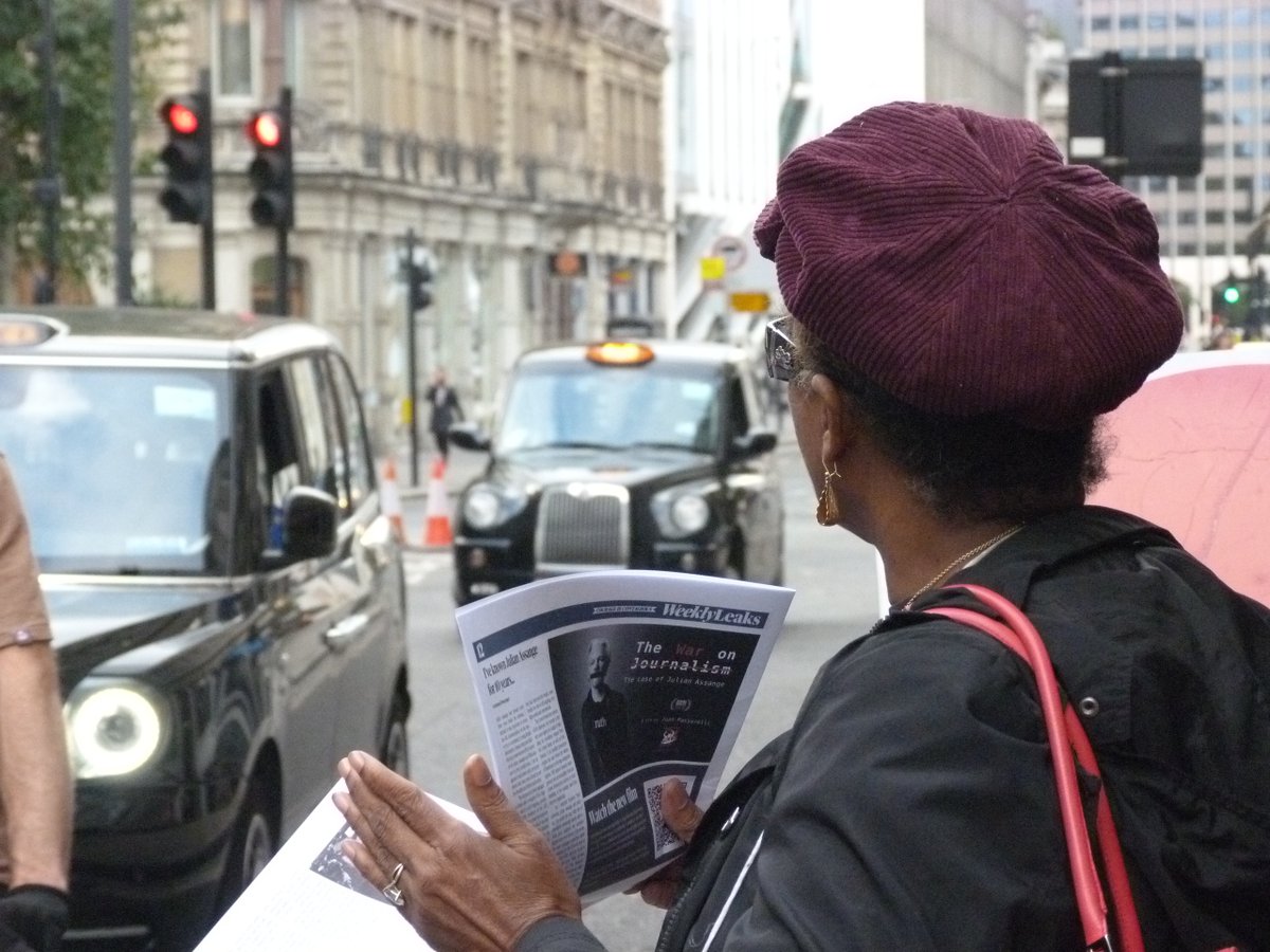isabell_jezek's tweet photo. #WeeklyLeaks a free newspaper handed out by activists. Following #Assange's #extraditionhearing. Including overview of @wikileaks revelations, interview with @NilsMelzer, contributions/published articles by #Lawyers4Assange, @SMaurizi, @arusbridger and Sarah Harrison.
#OldBailey https://t.co/N5qnl2nbno