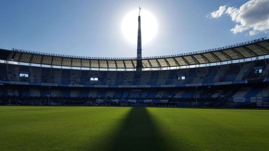 ¿De qué se trata? La sombra del mástil marcará la mitad de la cancha exactamente en la fecha y hora en la que nació Eduardo E. Baumeister. Tras la revelación, esto nunca se pudo constatar.