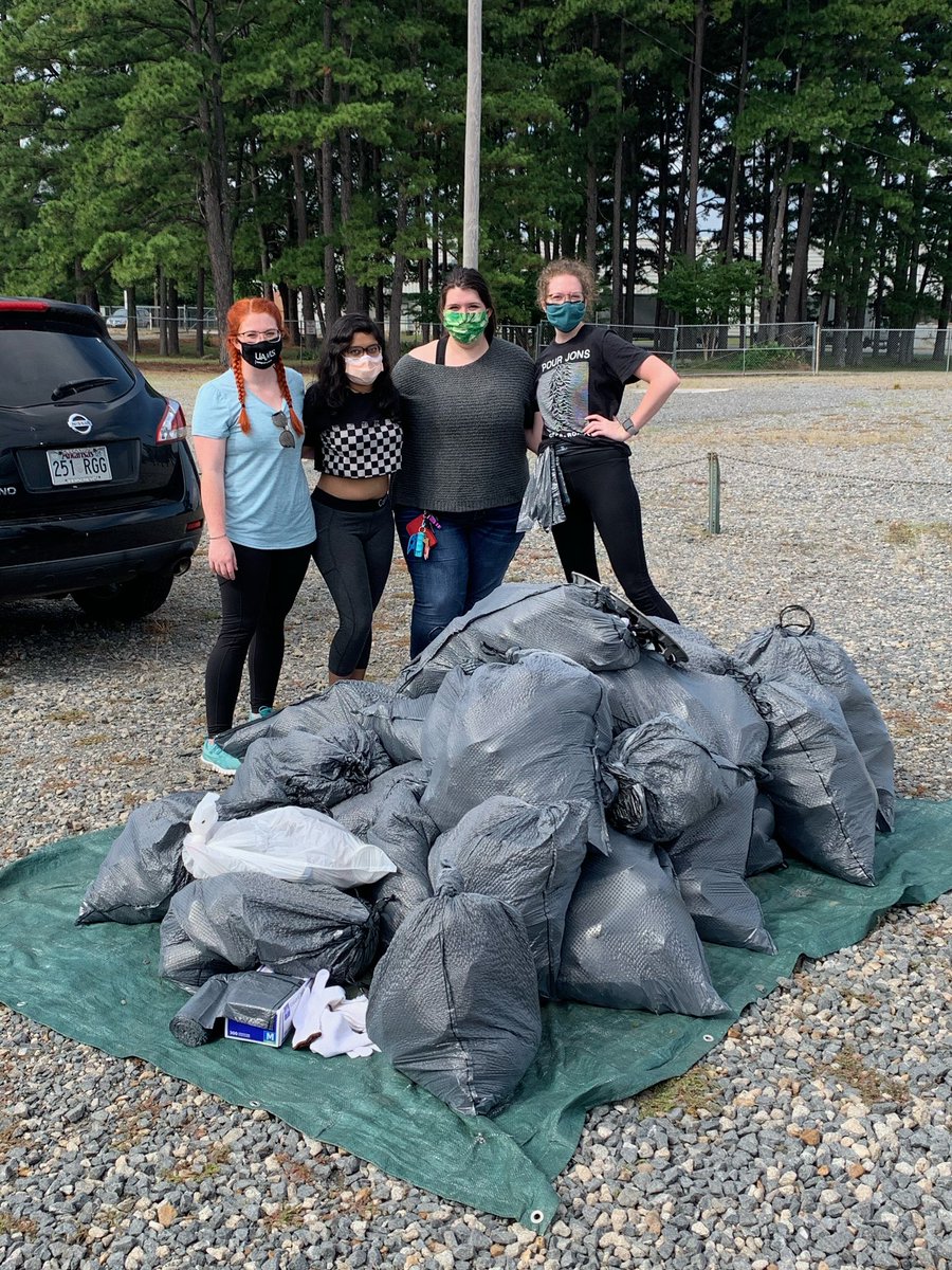 UAMSEMIG's tweet photo. Thanks to everyone who showed up for the 2nd Annual College of Medicine Cleanup! We collected 45 bags of trash at @uamshealth and in surrounding neighborhoods as part of our #EMDayofService with @KeepARBeautiful #EMRAGood #trashtag #service #EMBound https://t.co/7gpJaNhiGs