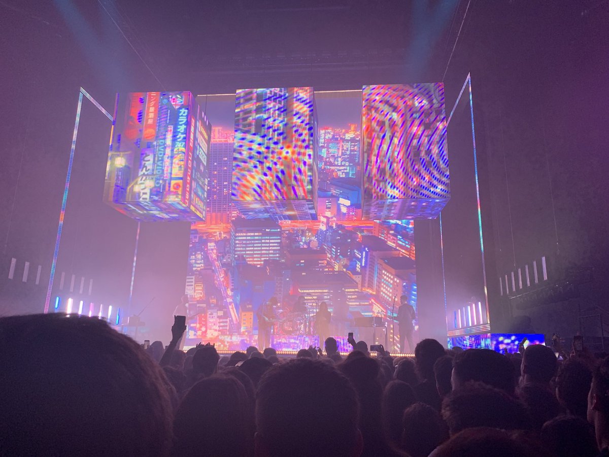 honestfvce's tweet photo. no one does visuals like the 1975... https://t.co/m3pWCJHJT6