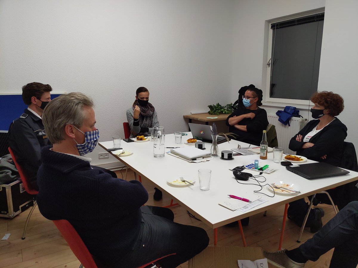 EnergInes's tweet photo. Jetzt wird's spannend. 🧐 Die Jury tagt... #energyhack2020 @EnergyHackB @rathfux @StromnetzBln @BerlinPartner @IHK_TeamPolitik @TSBBerlin @windnode https://t.co/DmYvBBvfso