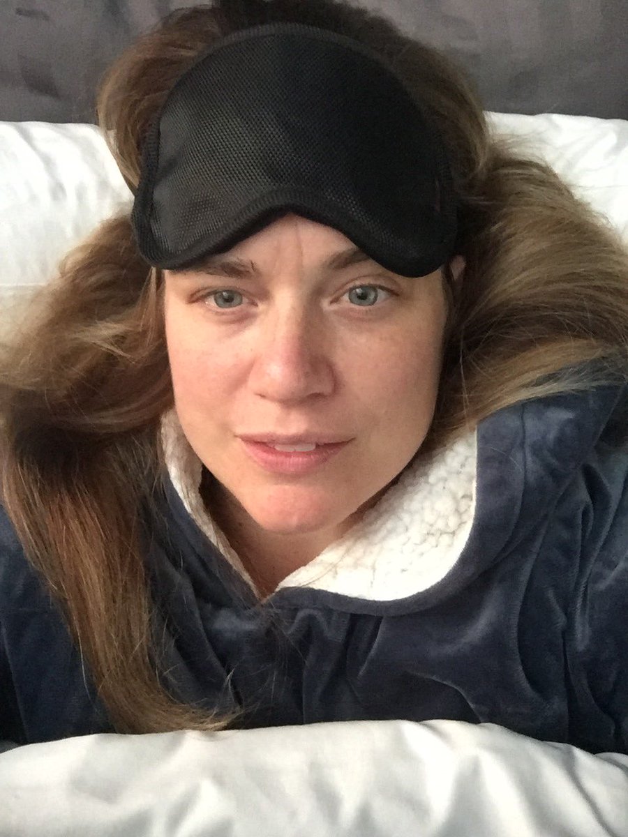 Lifeiskitsch's tweet image. Almost started crying because I couldn’t put the sheets on the bed fast enough. #mollyproblems