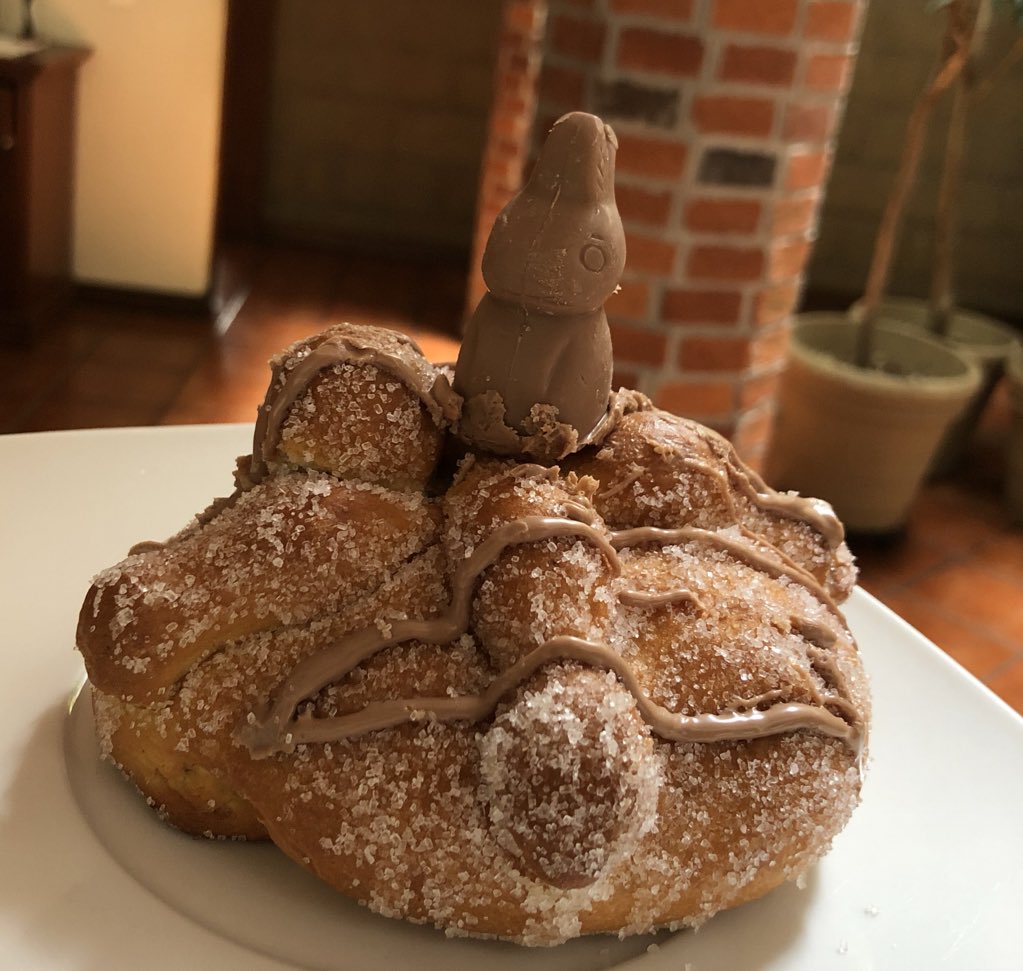 andrea_arzaba's tweet photo. ¿Un pedacito de este delicioso pan de muerto con chocolate? 🤤 #mexicomagico #mexicostyle https://t.co/UgnDPVEX4R