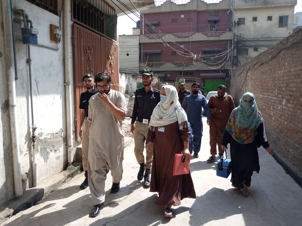 AC_RWPCity's tweet photo. Last day of Polio Campaign.1000+ refusals covered with the help of Health department Police, Tiger Force, Civil Defence, Local notables and most importantly the Frontline #Polioworkers, who despite threats ,abuse and resistance are committed to the cause of a #Poliofreepakistan. https://t.co/DLZREjg9kU