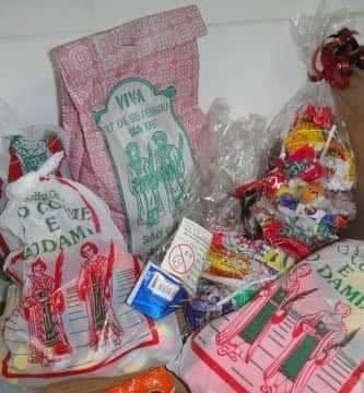Lembro como se fosse hoje o dia de  Cosme e Damião do ano passado, onde eu matei aula e voltei pra casa com um monte de saco e ainda escondi pra não dividir :)