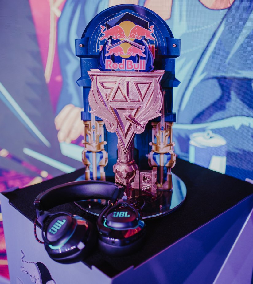CHRONIC WINNER ¡gana las FINALES de #RedBullSoloQ España 2020 y se convierte en el mejor jugador amateur de <a href="/lol_es/">League of Legends ES</a> de España llevándose este PRECIOSO trofeo! 😍

¡Gracias a las miles de personas que han estado ahí y a los 2.000 participantes que se apuntaron!