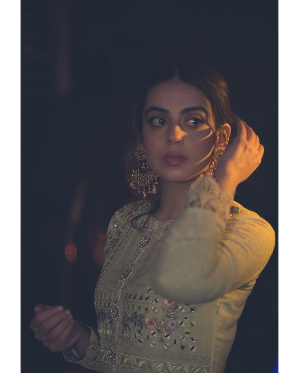 آئینہ حُسن میں تحلیل نہ ہو جاۓ کہیں 
تیری تصویر کو سینے سے لگا رکھا ہے 
کیا نصیر آنکھ اُٹھے ساغر و مینا کی طرف
اُن کی آنکھوں نے مجھے مست بنا رکھا ہے