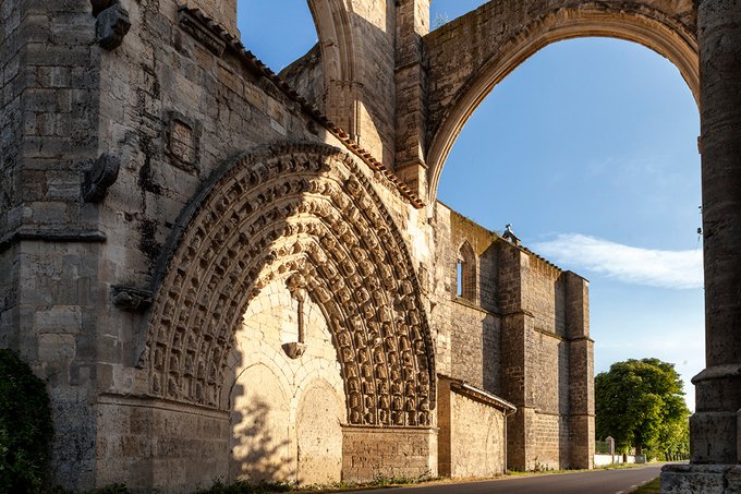 CONVENTO SAN ANTÓN (CASTROJERIZ)
Su fama se extendió por Europa de la mano de los peregrinos que eran curados del temible “fuego de San Antón”, una especie de lepra muy extendida en el norte del continente, producida por el consumo prolongado de pan de centeno.
#CaminodeSantiago