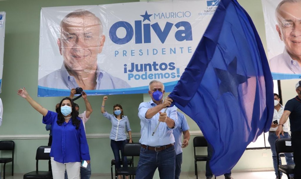 DrMauriciolivaH's tweet photo. Yo tomé la decisión de dar un paso al frente, nadie me fue a buscar a la casa y le dije a mi partido ¡PRESENTE AQUÍ ESTOY!

Me siento orgulloso de pertenecer al @PNH_oficial, soy un hombre que puede dar el escaño que le falta para servirles como próximo presidente del país #Copán https://t.co/3khMveZZ3N