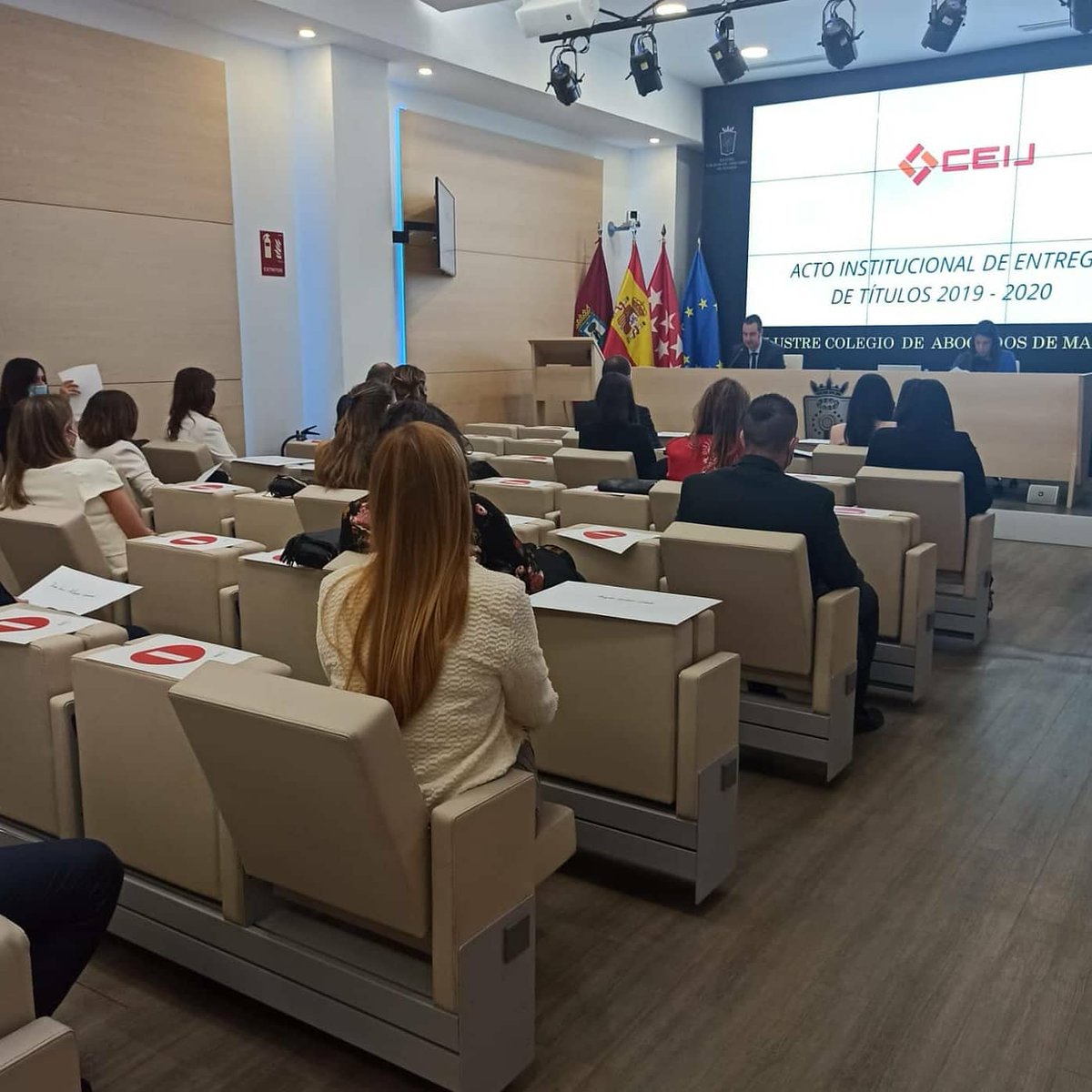 Vacelar's tweet photo. Ayer participé, un año más, en la Entrega Institucional de Títulos de @ceijformacion en el @icam_es.
Ha sido una entrega diferente, donde solo hemos podido estar unos pocos, pero la decimoquinta promoción la merecía.
#ceij #icam #abogacia #formandoabogados #master #formacion https://t.co/i4mV7wxkWQ