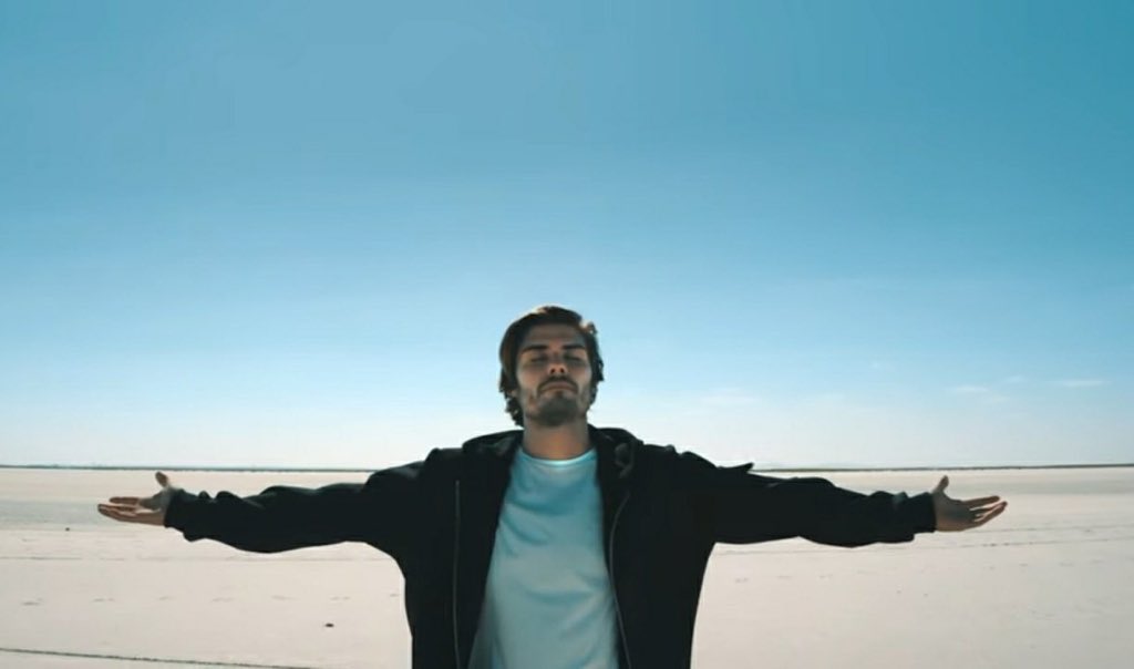 Barış her şeyi bizim için yapıyor bizim için şarkı söylüyor bizim için video çekiyor ama onun bir şey yapmasına gerek çünkü biz onu çok seviyoruz ve her zaman sevicez koca yürekli adam <a href="/barismrtyagci/">Barış Murat Yağcı</a> #barismuratyagciyoutube #barismrtyagci #bmyfc