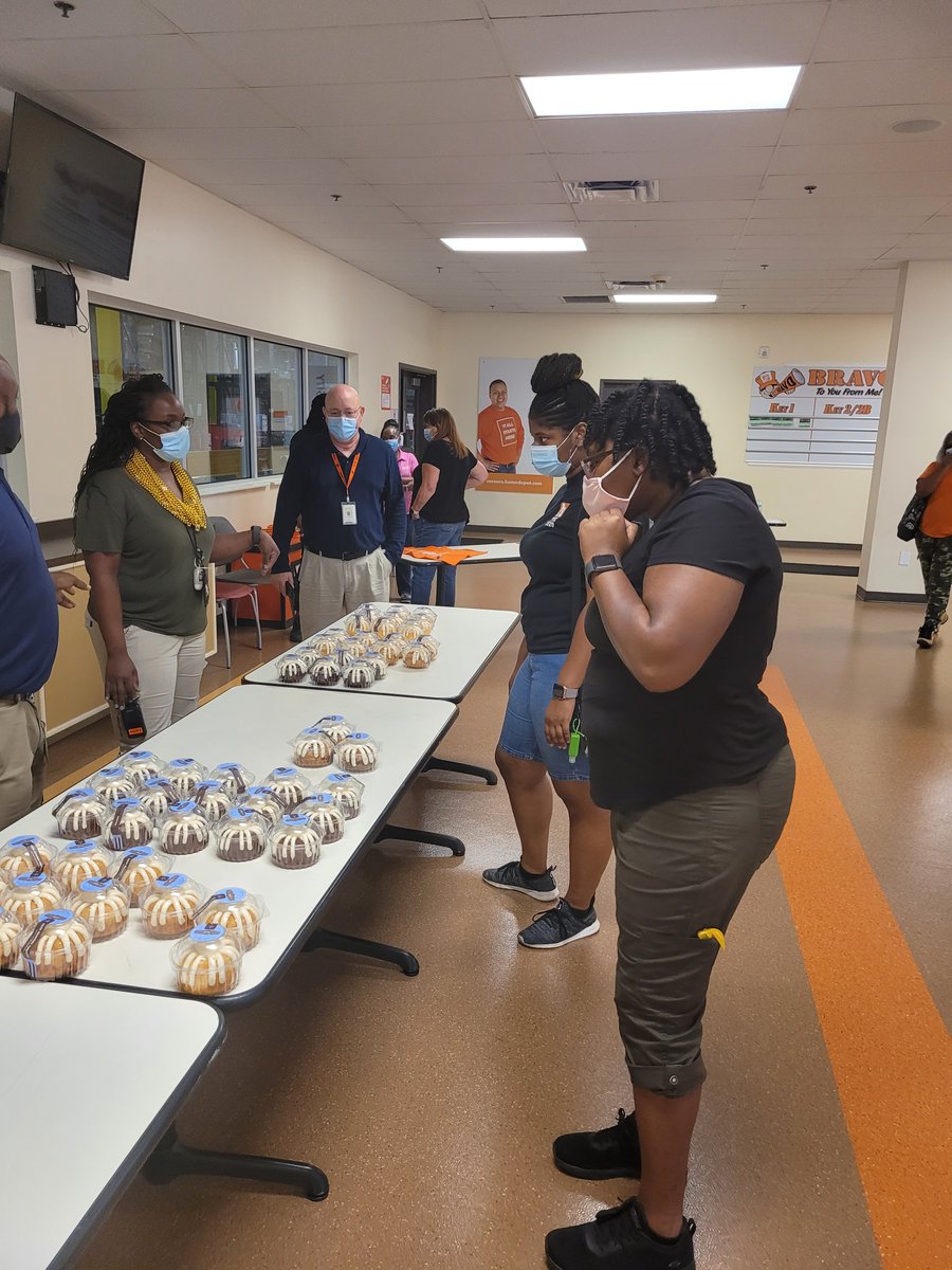 SDC5150's tweet photo. Bunt Cakes and Bling!!!- Success Share https://t.co/jDdK85WhhN