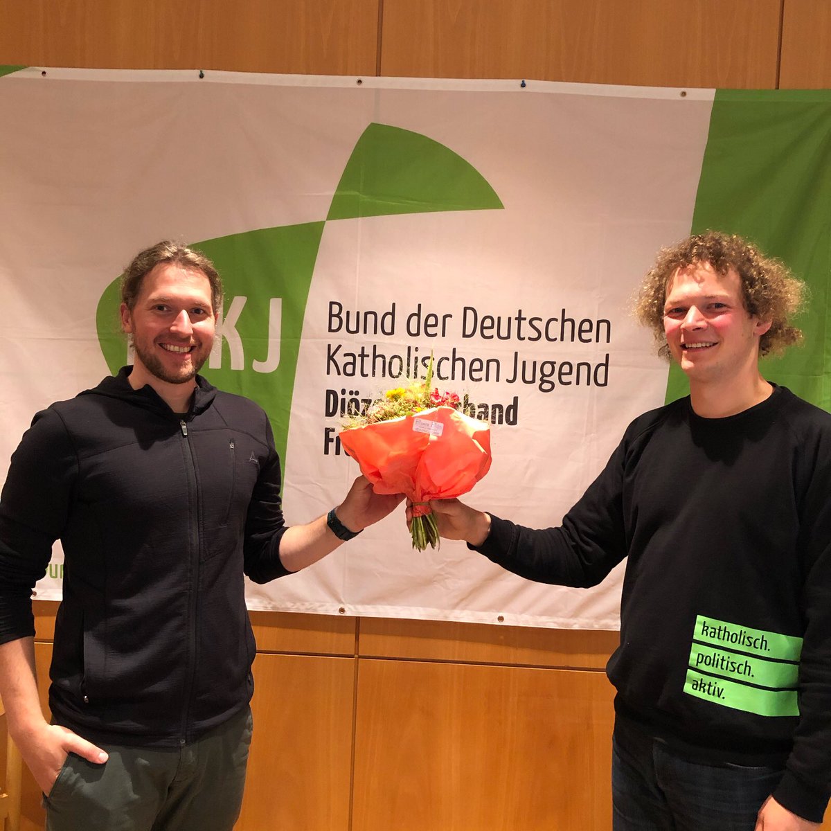 Wir haben einen neuen Diözesanleiter! Die BDKJ DV wählte heute im ersten Wahlgang Raphael Würth zum Nachfolger des ausscheidenden <a href="/PaulRoegler/">Paul Rögler (@paulroegler@freiburg.social)</a>  
Herzlichen Glückwunsch zur Wahl!
Danke an Jonas Kratzer und Florian Elsishans <a href="/flockehermann/">Florian Elsishans</a> für eure Bereitschaft zur Kandidatur!