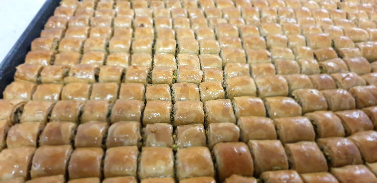 AlbaitAlarabiB's tweet photo. البقلاوة بالفستق الحلبي ...😋 https://t.co/YFIb8I33uk