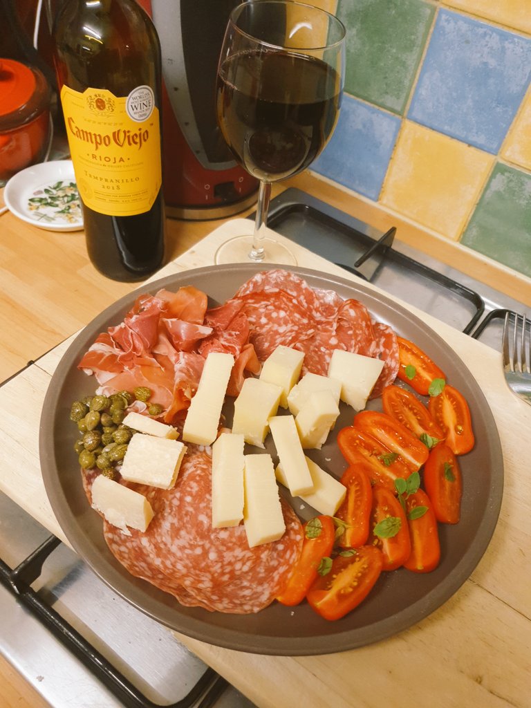 bettyface77's tweet photo. Saturday night food while watching @inbetweeners with the kids! @CampoViejoUK #happybetty #italianmeat #SaturdayVibes #SaturdayThoughts #SaturdayNight #rioja https://t.co/eF6nj1C9nM