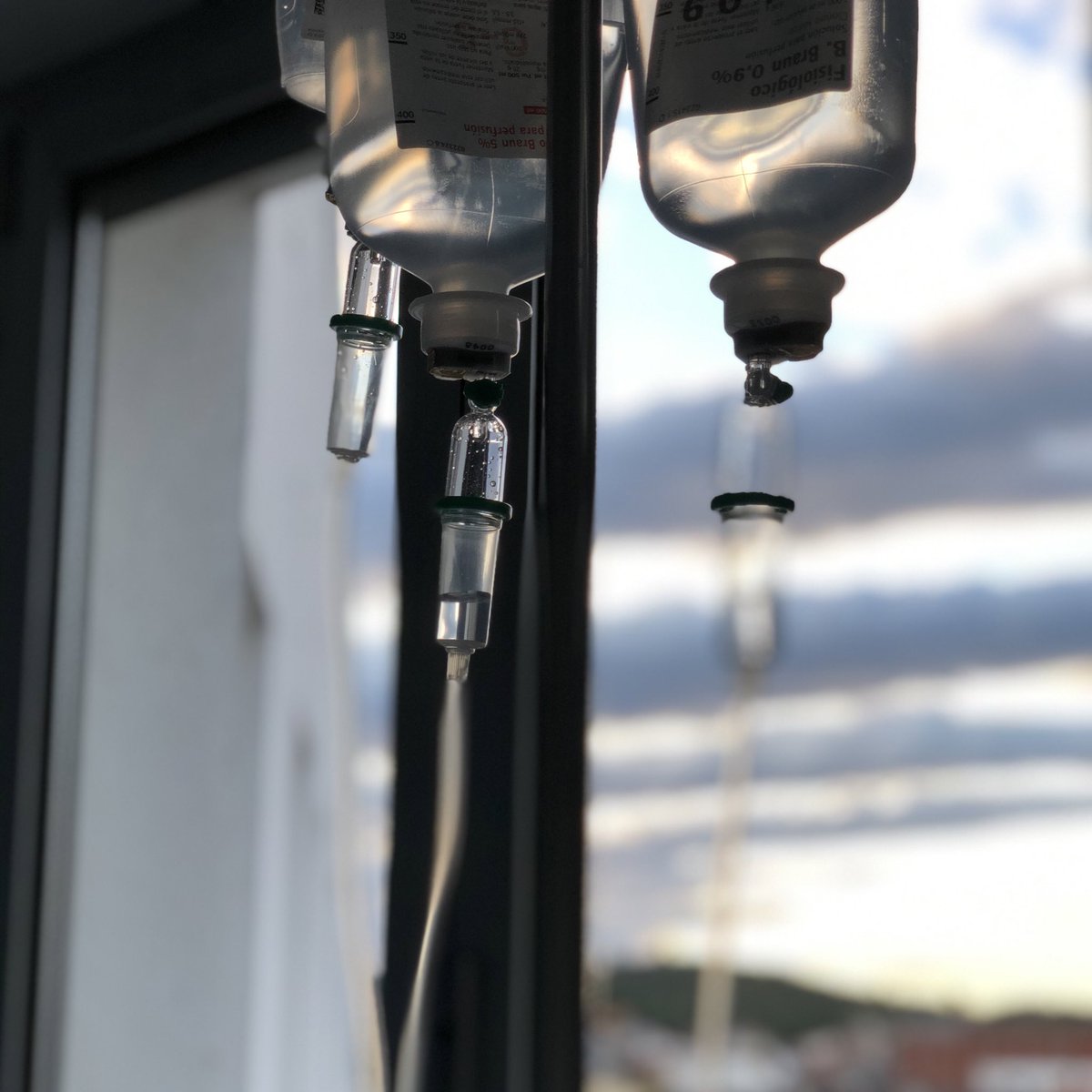 Tinc 33 anys, i aquest és el resultat de donar positiu de #covid19 malgrat anar sempre amb totes les precaucions del món. Després d’estar 24h ingressat a l’hospital ja sóc a casa, aïllat els propers 14 dies, però encara amb dolor. Vigileu molt, tingueu l’edat que tingueu