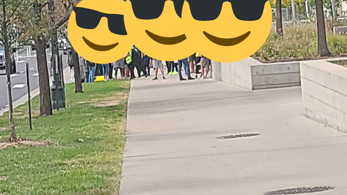 NoraFoisy's tweet image. people at the jail now I'd estimate about 70 people #DenverProtest #DenverProtests