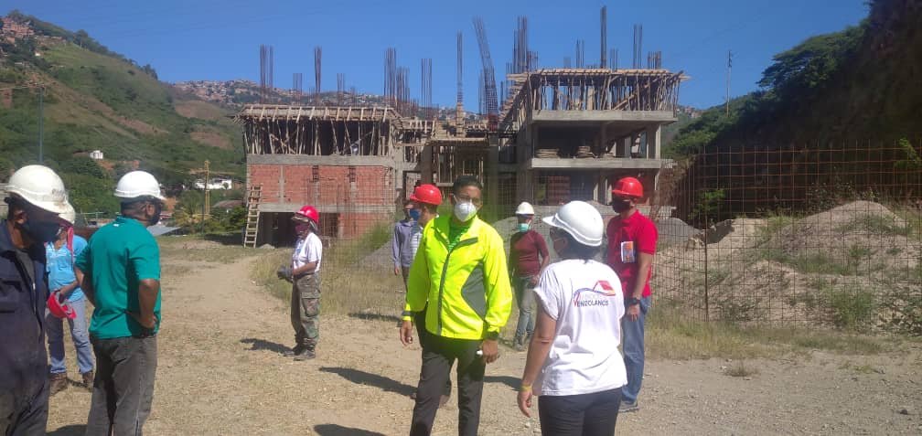 Continuamos rumbo al #Hito 3.200.000, el #PoderPopularOrganizado ha llevado a cabo la ejecución de sus propias #ViviendasDignas es por ello que hoy inspeccionamos el Urb. de autoconstrucción Jorge Rodríguez Padre en La Yaguara Mpio. Libertador, Dtto. Capital