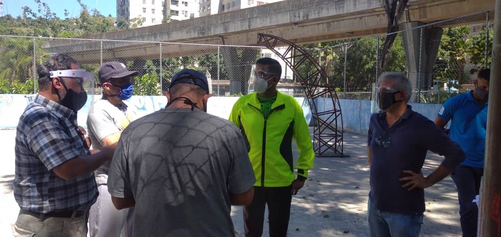 JoanC2030's tweet photo. #AHORA || Rumbo al #Hito 3.200.000 estamos inspeccionando las Canchas Deportivas de la UD3 y UD4 en la Pquia. #Caricuao, para el beneficio de todo nuestro #Pueblo, demostrando así que la #GMVV no se rinde aún en tiempos de #Pandemia. 

#VenezuelaEnDefensaVictoriosa https://t.co/wiRiRoMyst