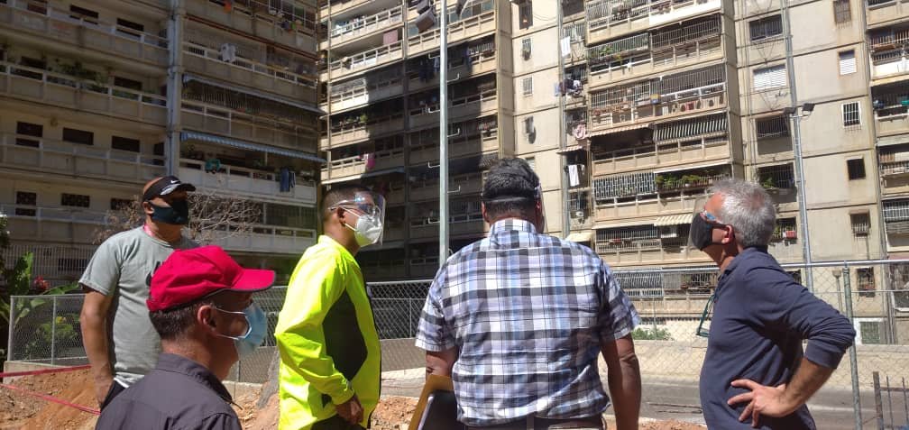 #AHORA || Rumbo al #Hito 3.200.000 estamos inspeccionando las Canchas Deportivas de la UD3 y UD4 en la Pquia. #Caricuao, para el beneficio de todo nuestro #Pueblo, demostrando así que la #GMVV no se rinde aún en tiempos de #Pandemia. 

#VenezuelaEnDefensaVictoriosa