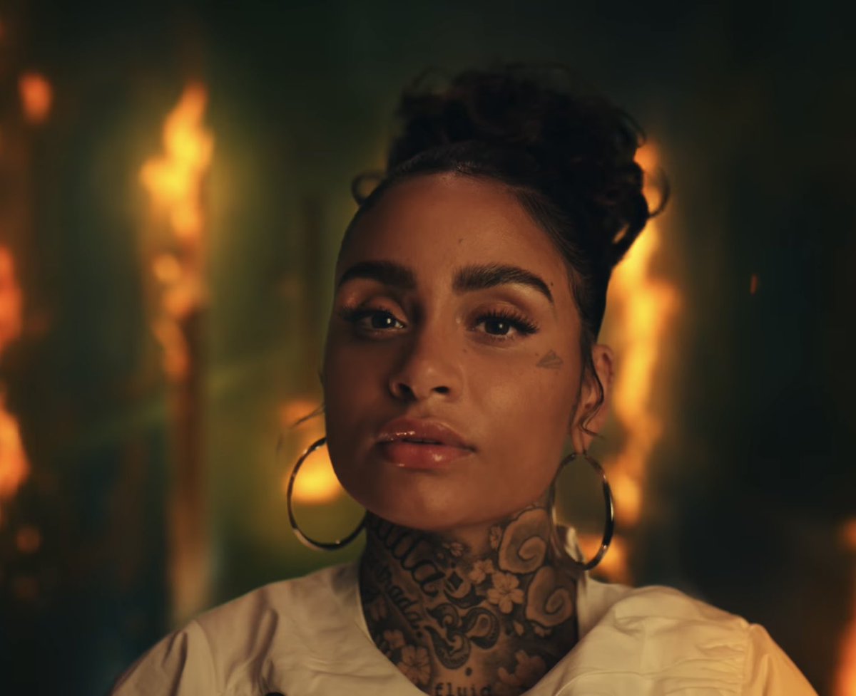 SHE LOOKS SO FUCKING GOOD WTF