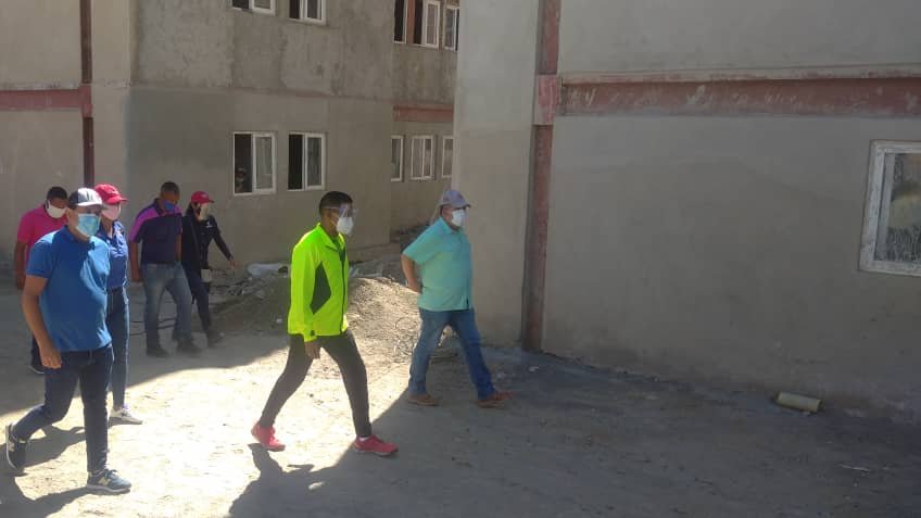JoanC2030's tweet photo. Este #SábadoVictorioso nos encontramos inspeccionando el Urb. Bicentenario de la Pquia. #Caricuao. La #GMVV continúa trabajado día a día para garantizar este derecho social al pueblo! ¡Vamos rumbo al hito 3.200.000 viviendas entregadas!

#VenezuelaEnDefensaVictoriosa https://t.co/iJ7oWPbNQd