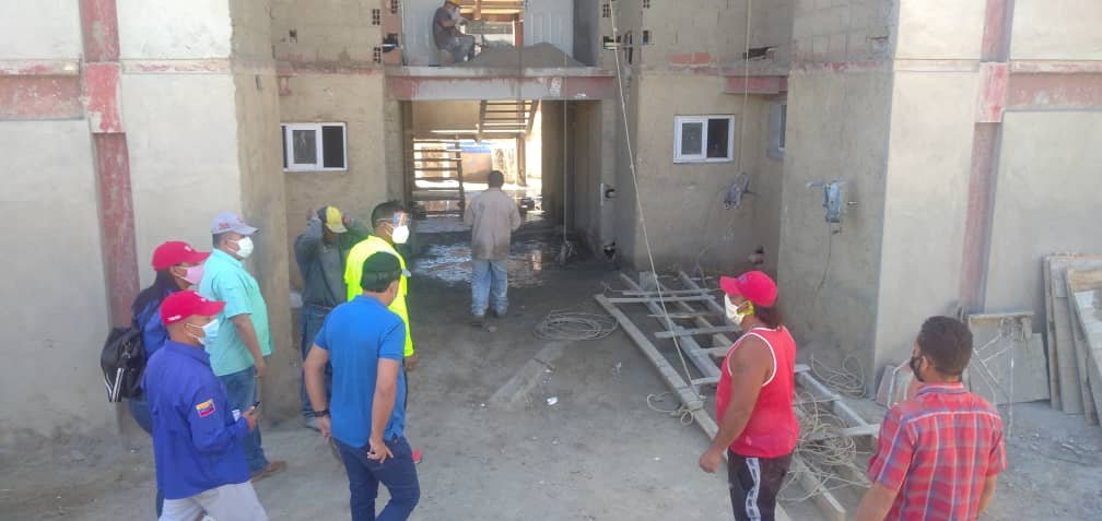 Este #SábadoVictorioso nos encontramos inspeccionando el Urb. Bicentenario de la Pquia. #Caricuao. La #GMVV continúa trabajado día a día para garantizar este derecho social al pueblo! ¡Vamos rumbo al hito 3.200.000 viviendas entregadas!

#VenezuelaEnDefensaVictoriosa