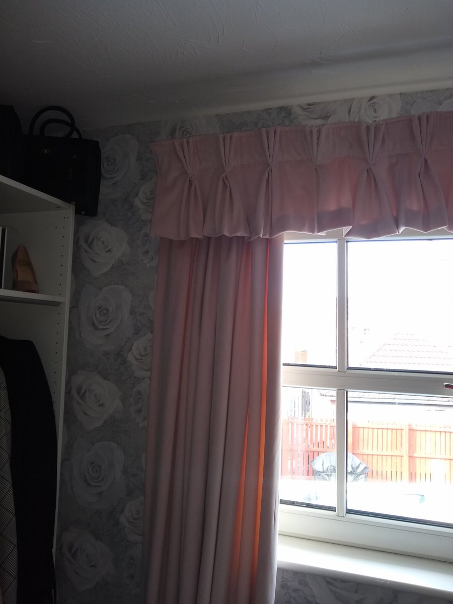 TenementCurtain's tweet photo. A fabulous splash of colour next to the grey floral wallpaper. #triplepleat #valenceandcurtains #hamdmade #tickledpink https://t.co/QLPcjY6dkJ