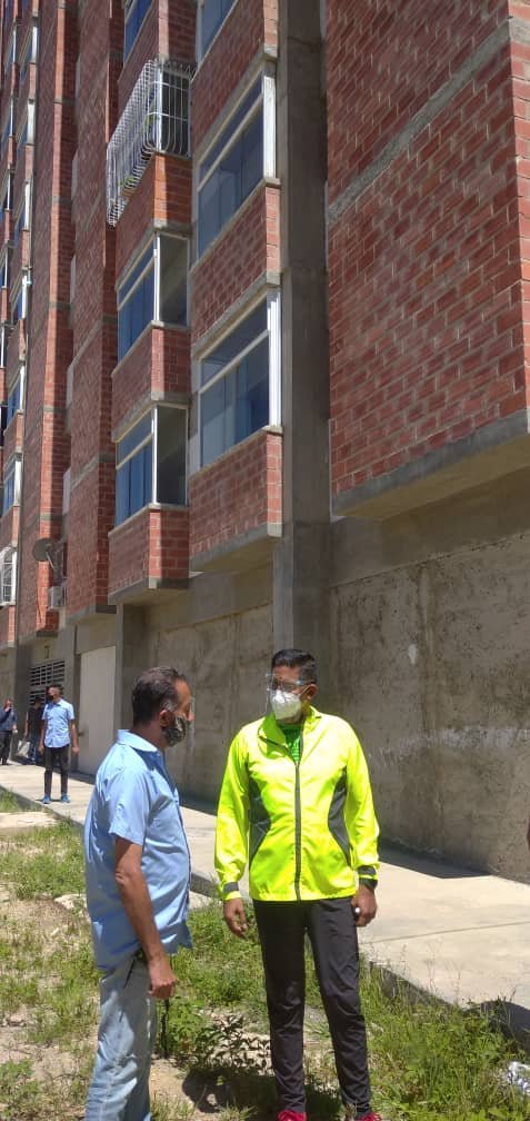 Venezuela hermosa, el día de #Hoy nos encontramos desplegados realizando inspección de obra en el bello complejo urbanístico Ciudad Tiuna, específicamente en la Torre 10. Próximos a entregar el #Hito 3.200.000

#VenezuelaEnDefensaVictoriosa