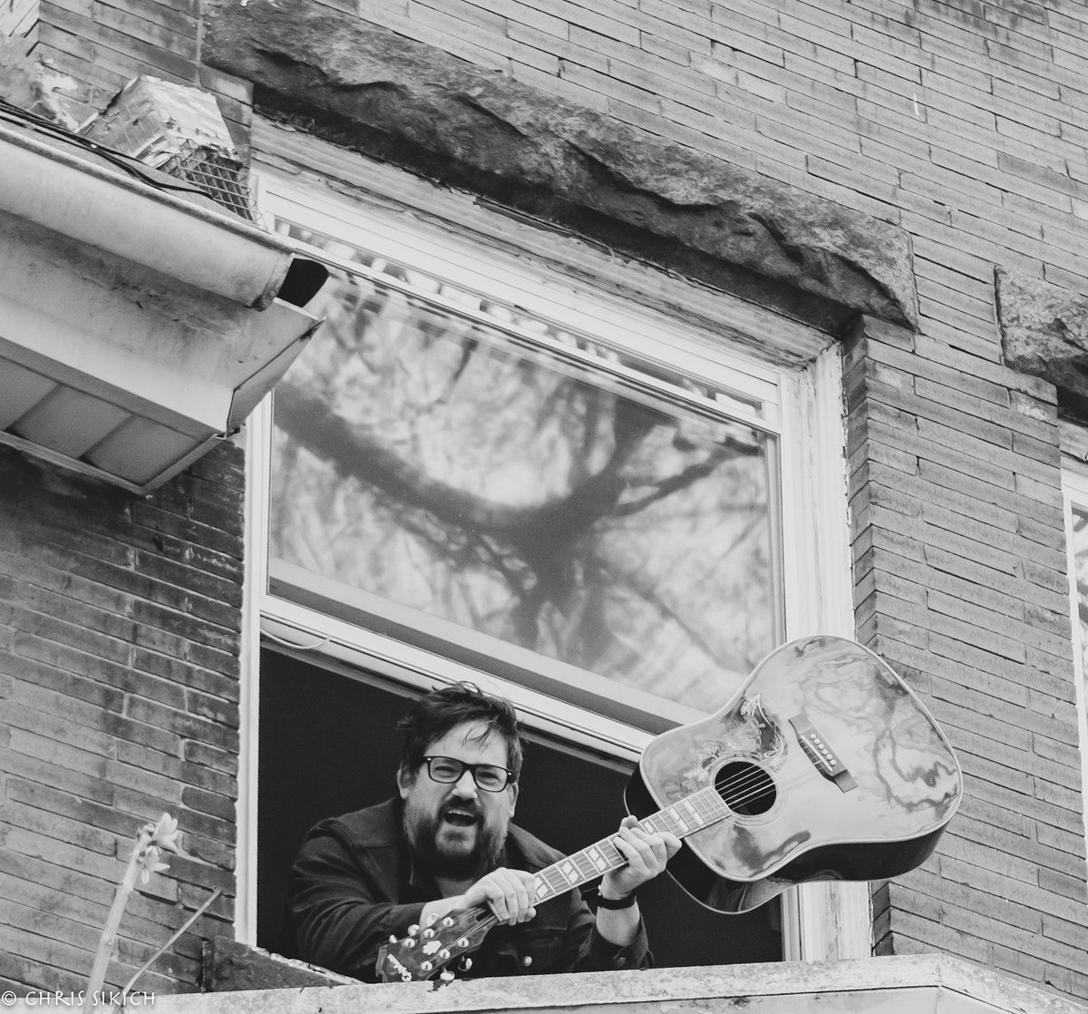 MAGNETMagazine's tweet photo. #JustAnotherMAGNETMonday (#JAMM!): Mondays at 7pmEST, we’re presenting a free #InstagramTV (@magnetmagazine) quarantine show from one of the Philly-area artists featured in our #IsolationDrills series. Tune in later today for @RossBellenoit. Photo by #ChrisSikich (@countfeed). https://t.co/tQILWEwG1Q