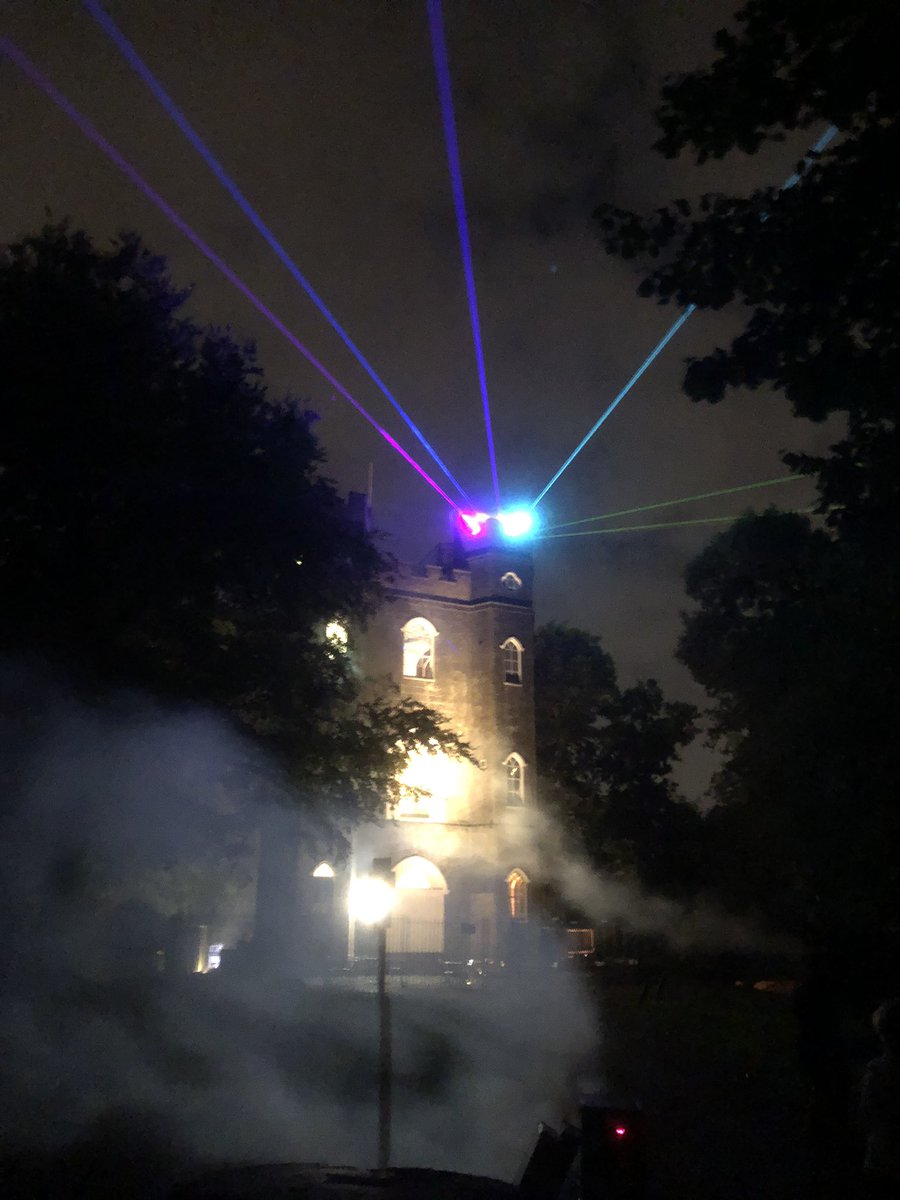 DelDelovely's tweet photo. We finally found the lasers! The info released by @Royal_Greenwich was minimal/rubbish and we were disappointed at first. But we persevered and decided to walk to the light and ended up at @Severndroog Castle! #royalgreenwich #residentsrainbow #shootershill #severndroog https://t.co/mEx7vU1l01
