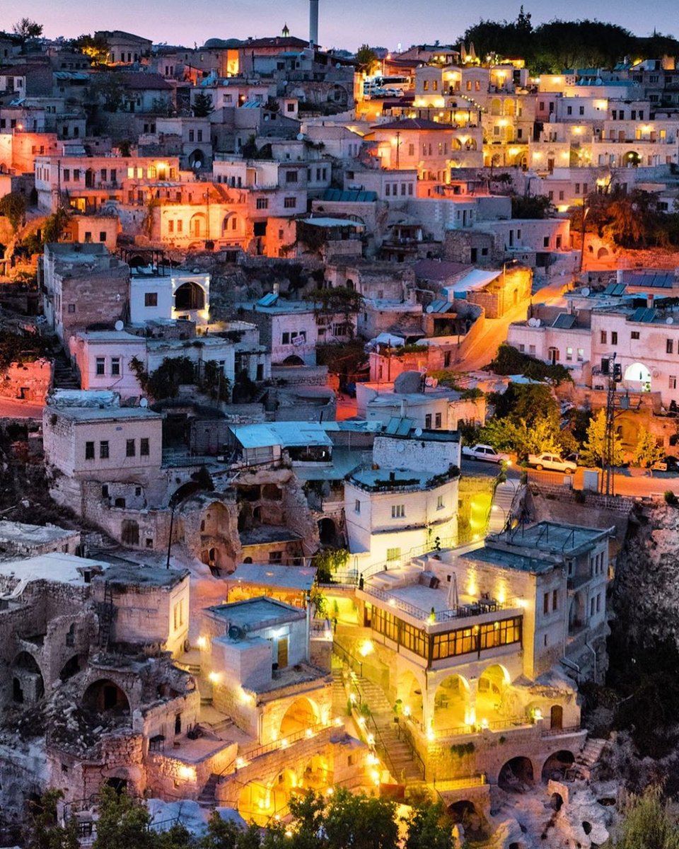 tmptrvllrs's tweet photo. 🏘️ So lovely at night https://t.co/CqaAGKtnYX