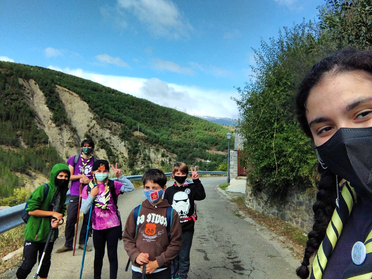 scouts219jaca's tweet photo. ¡Empezando la ronda solar! Hemos pensado mucho cómo hacerlo para proteger a nuestros niños pero seguir con actividades, así que nos hemos ido de excursión 😍 manteniendo las distancias y disfrutando del día. https://t.co/a5cK7bxG5h