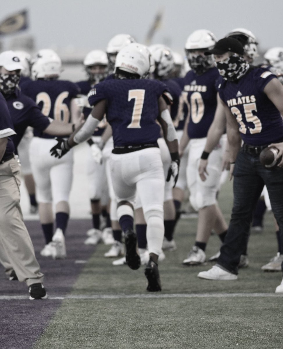 Friday Night Lights 💜💛 <a href="/zachwatson03/">Zachariah Watson</a> @GHS_PirateFball <a href="/granburyisd/">Granbury ISD</a> @AdvoChad #piratepics