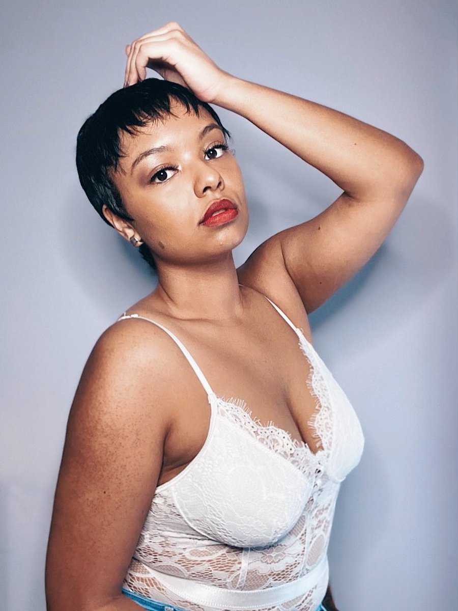 jeaninneemariee's tweet photo. This year for my birthday, I decided to celebrate by recreating iconic 90s looks 🖤🤍 https://t.co/sCd2bqWUfS