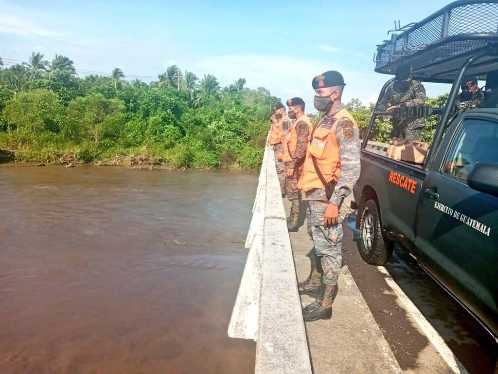 _primeraplanagt's tweet photo. El @Ejercito_GT realizó monitoreos de ríos y puentes en Escuintla. La entidad explica que la guardia es para alertar y auxiliar a las comunidades cercanas en caso de inundaciones o accidentes relacionados.

Fotografía: Ejército de Guatemala https://t.co/6VUll3hrR2