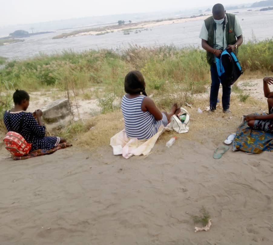 Comment on a célébré la journée de la contraception aujourd'hui dans la ville de Brazzaville ? Nous avons fait une distribution à base communautaire de contraceptifs et nous avons fait une causerie éducative avec les professionnelles de sexe 😊😊😊