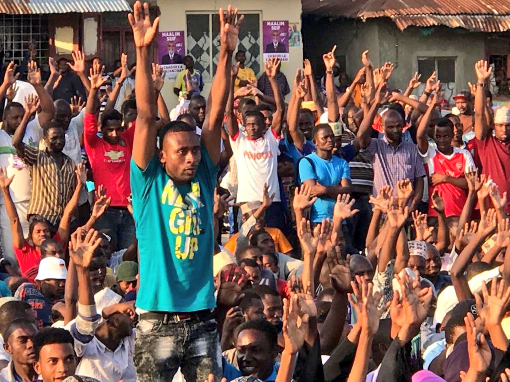 IsmailJussa's tweet photo. Nilipewa heshima ya kuhutubia Mkutano wa Kampeni wa Maalim @SeifSharifHamad uliofanyika Jimbo la Shaurimoyo leo. Ujumbe wangu: Hussein Mwinyi hana ujasiri wala ushupavu wa uongozi kuweza kusimamia maslahi ya #Zanzibar; mtu pekee aliyejipambanua kwa hilo ni Maalim @SeifSharifHamad https://t.co/2R9YILRcLC