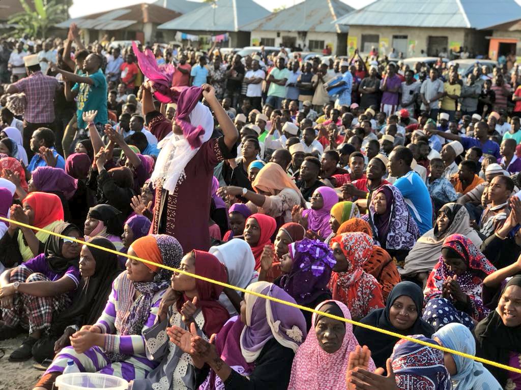 IsmailJussa's tweet photo. Nilipewa heshima ya kuhutubia Mkutano wa Kampeni wa Maalim @SeifSharifHamad uliofanyika Jimbo la Shaurimoyo leo. Ujumbe wangu: Hussein Mwinyi hana ujasiri wala ushupavu wa uongozi kuweza kusimamia maslahi ya #Zanzibar; mtu pekee aliyejipambanua kwa hilo ni Maalim @SeifSharifHamad https://t.co/2R9YILRcLC