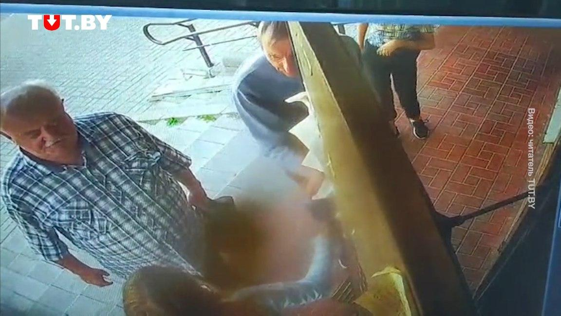 Разбил нос в школе. Ребенок разбил зеркало. Ребенку в школе разбили нос. Видео сломал девочке нос. Девочке сломали нос из за дежурства