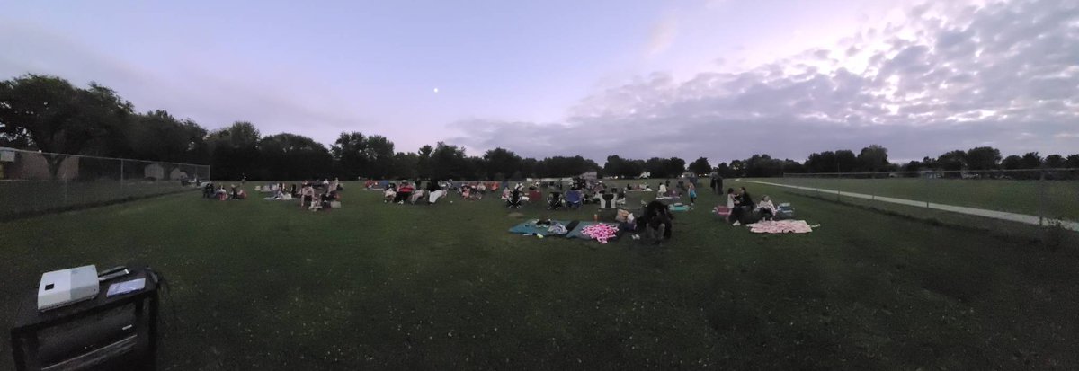 VioletElem's tweet photo. Our first outdoor movie night was amazing! We hope to do it again. #SuperVioletES #amazingfamilies #PTO https://t.co/umdnK6NII4