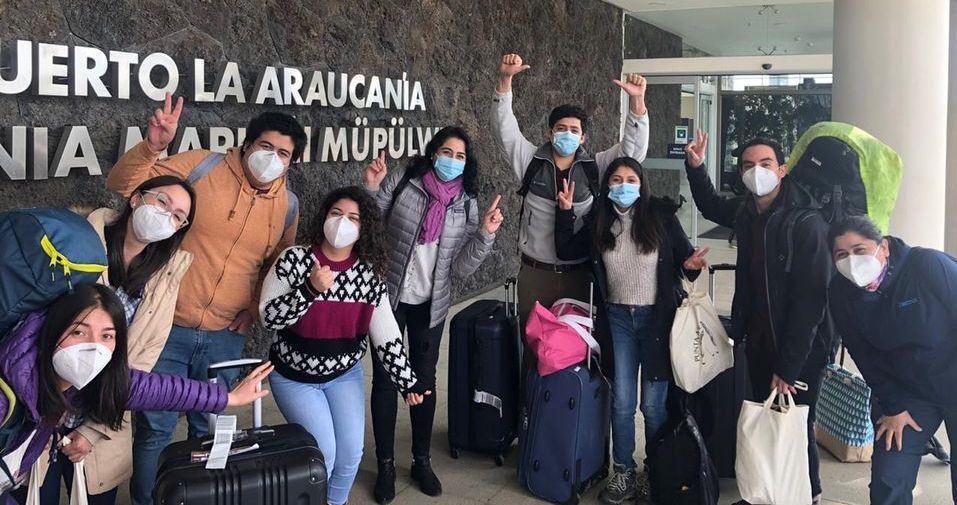 universal_chile's tweet photo. 🔴 AHORA| #Aeropuerto de la #Araucanía: llegaron los funcionarios del #Hospital Hernán Henríquez Aravena de #Temuco, quienes fueron en forma voluntaria a #Magalles, donde cumplieron importantes labores para combatir la pandemia. https://t.co/JQqb2g340H