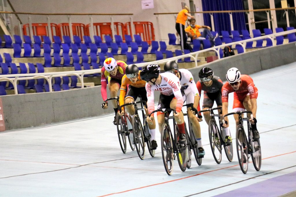 #CEPistaTafalla20 | ¡Francesc Bennassar conquista su tercer título de campeón de España en el Keirin junior!

➡️ Final 🥇
1️⃣ F. Bennassar
2️⃣ S. Fernández 
3️⃣ A. García 
4️⃣ G. Montoro
5️⃣ A. Gardachal
6️⃣ E. Sánchez (relegado)