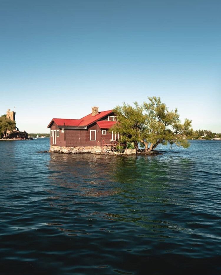 Sevdiğinle Bir Ada Evinde Kal.