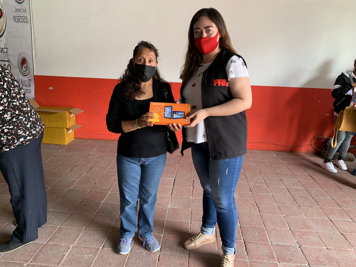 MTtexcoco's tweet photo. MT Texcoco y nuestra dirigente @ChoperenaCruz haciendo entrega de tabletas electrónicas beneficiando a más de 500 texcocanos. 📱 
@MT_Nacional @MT_EdoMexico @AlejandraDMV @davidsanchezi @PRI_EDOMEX https://t.co/lZBOESJgzk